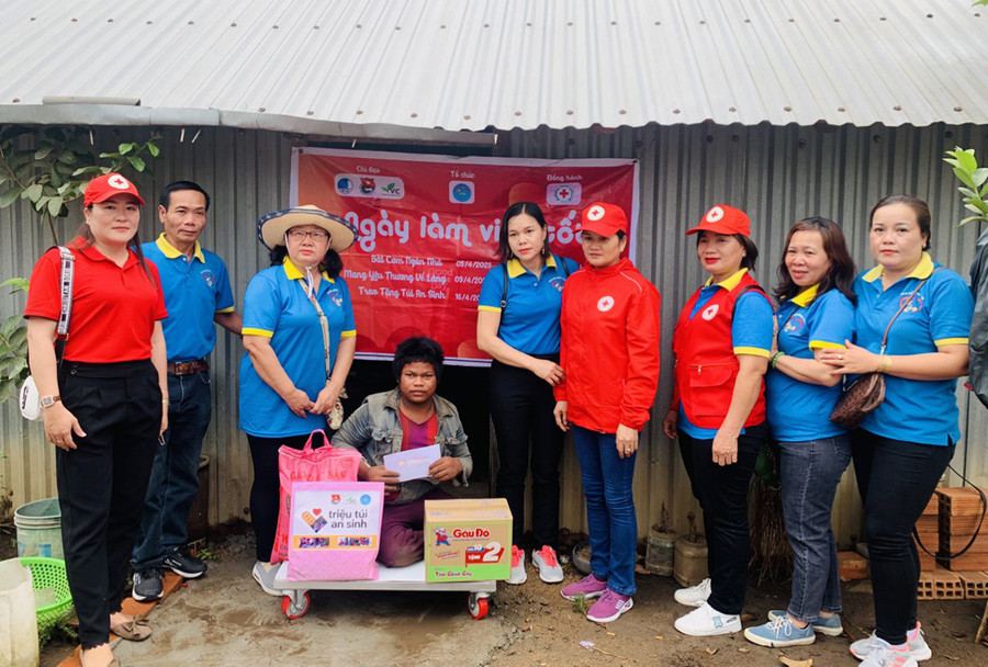 Câu lạc bộ Tấm lòng vàng An Khê tặng túi an sinh cho các gia đình khó khăn ở huyện Đak Pơ. Ảnh: Minh Nhật