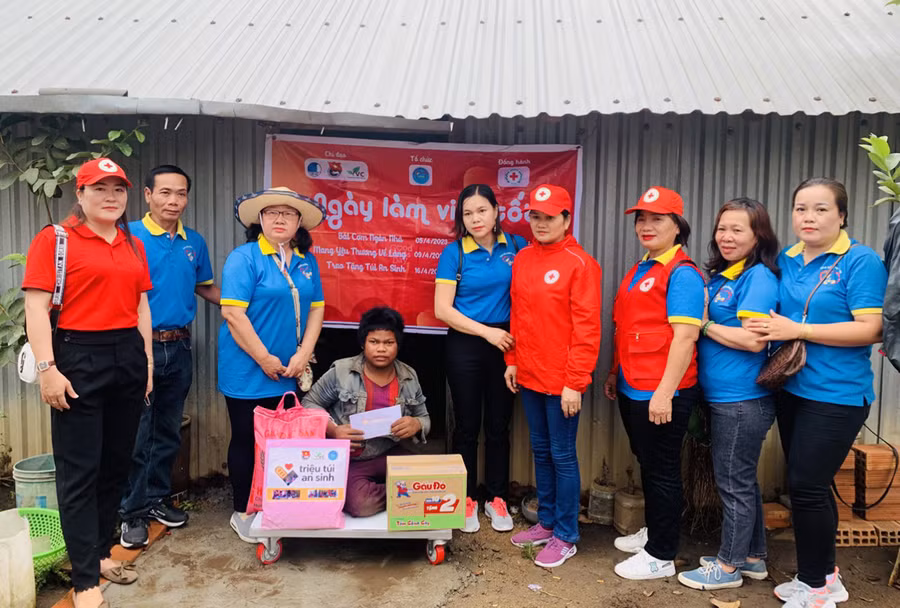 Câu lạc bộ Tấm lòng vàng An Khê tặng túi an sinh cho các gia đình khó khăn ở huyện Đak Pơ. Ảnh: Minh Nhật