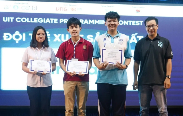 Hoàng Long (thứ 2 từ phải qua) đoạt giải thưởng trong cuộc thi lập trình thuật toán UCPC năm 2023