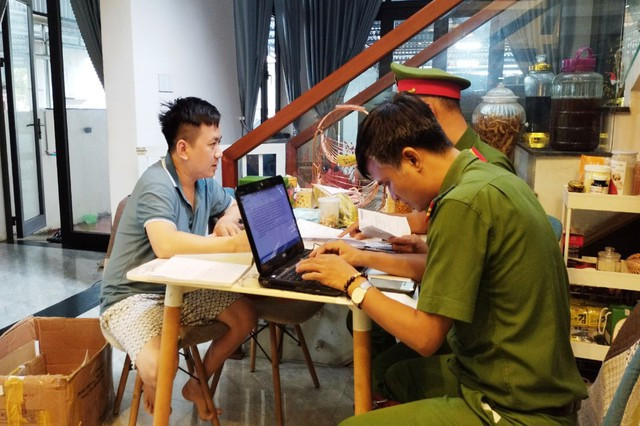 Quảng Nam: Triệt xóa đầu mối cung cấp linh kiện chế tạo súng trên toàn quốc - Ảnh 1. Lực lượng Phòng Cảnh sát hình sự Công an tỉnh Quảng Nam làm việc với Lê Hà Nam. Ảnh: NAM THỊNH