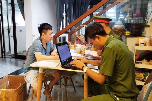 Lực lượng Phòng Cảnh sát hình sự Công an tỉnh Quảng Nam làm việc với Lê Hà Nam. Ảnh: NAM THỊNH