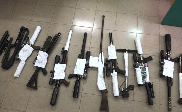 Quảng Nam: Triệt xóa đầu mối cung cấp linh kiện chế tạo súng trên toàn quốc - Ảnh 2. Những khẩu súng tự chế được lắp ráp từ các linh kiện Lê Hà Nam bán. Ảnh: NAM THỊNH