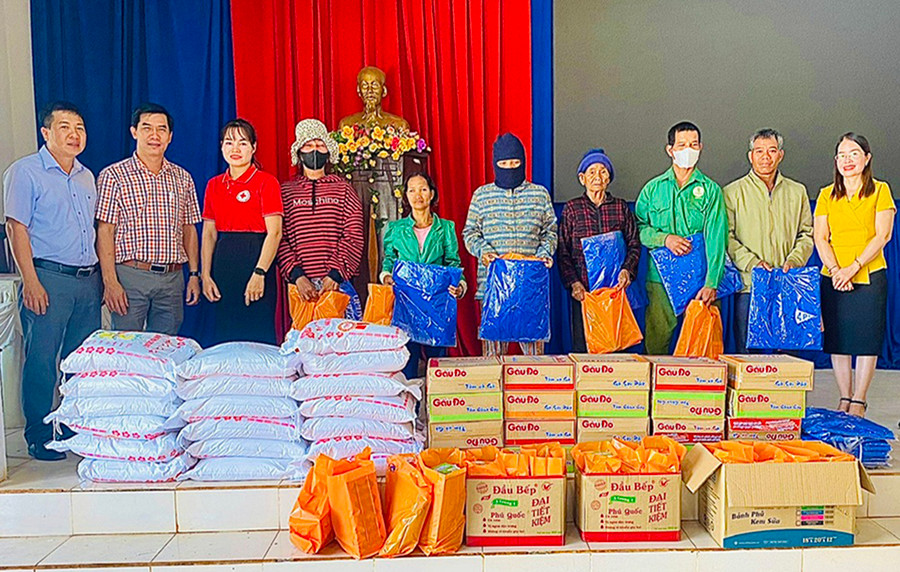 Xã Ia Drăng kêu gọi các Mạnh Thường Quân hỗ trợ quà tặng người nghèo trong dịp Tết Nguyên đán. Ảnh: N.H