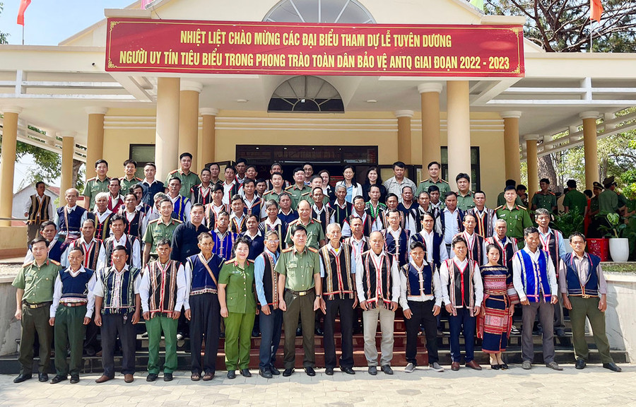 Người có uy tín các huyện, thị xã phía đông tỉnh tham dự Lễ tuyên dương người có uy tín tiêu biểu trong phong trào “Toàn dân bảo vệ an ninh Tổ quốc giai đoạn 2022-2023”. Ảnh: Thanh Nhật Người có uy tín các huyện, thị xã phía đông tỉnh tham dự Lễ tuyên dương người có uy tín tiêu biểu trong phong trào “Toàn dân bảo vệ an ninh Tổ quốc giai đoạn 2022-2023”. Ảnh: Thanh Nhật