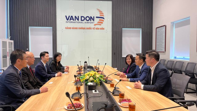 Hơn 270 khách Nhật Bản hạ cánh tới Vân Đồn dự lễ hội Hokkaido tại Hạ Long - Ảnh 2. Lãnh đạo đoàn đại biểu tỉnh Hokkaido họp mặt cùng đại diện tỉnh Quảng Ninh và đại diện Cảng hàng không quốc tế Vân Đồn trao đổi về hợp tác du lịch giữa 2 địa phương