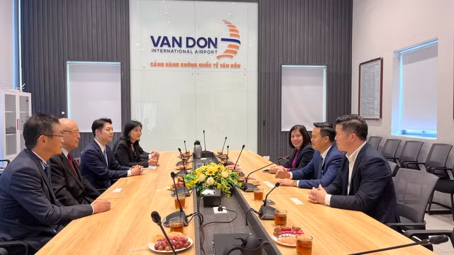 Hơn 270 khách Nhật Bản hạ cánh tới Vân Đồn dự lễ hội Hokkaido tại Hạ Long - Ảnh 2. Lãnh đạo đoàn đại biểu tỉnh Hokkaido họp mặt cùng đại diện tỉnh Quảng Ninh và đại diện Cảng hàng không quốc tế Vân Đồn trao đổi về hợp tác du lịch giữa 2 địa phương