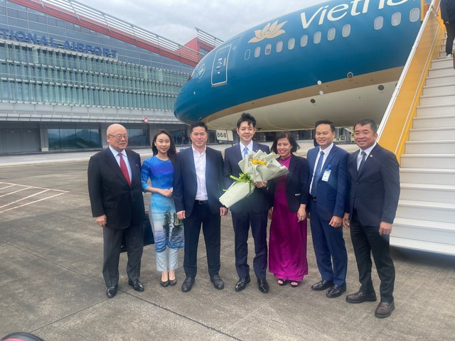 Hơn 270 khách Nhật Bản hạ cánh tới Vân Đồn dự lễ hội Hokkaido tại Hạ Long - Ảnh 1. Đại diện tỉnh Quảng Ninh tặng hoa chào mừng đoàn công tác tỉnh Hokkaido (Nhật Bản). Ảnh: N.H