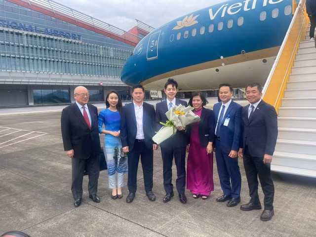 Hơn 270 khách Nhật Bản hạ cánh tới Vân Đồn dự lễ hội Hokkaido tại Hạ Long - Ảnh 1. Đại diện tỉnh Quảng Ninh tặng hoa chào mừng đoàn công tác tỉnh Hokkaido (Nhật Bản). Ảnh: N.H