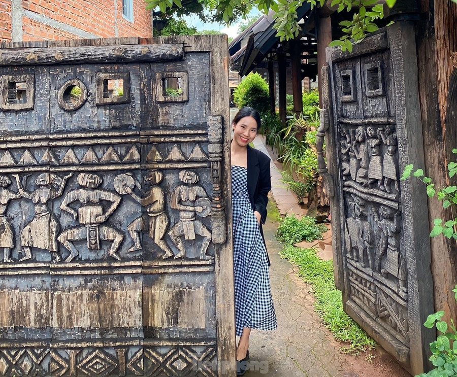 Chị Nguyễn Thu Minh (30 tuổi, Hà Nội) cho hay sau khi tham quan buôn cổ Ako Dhông, mình thấy người dân ở đây rất thân thiện, các ngôi nhà sàn cổ, cổng ra vào đều được khắc tinh xảo.