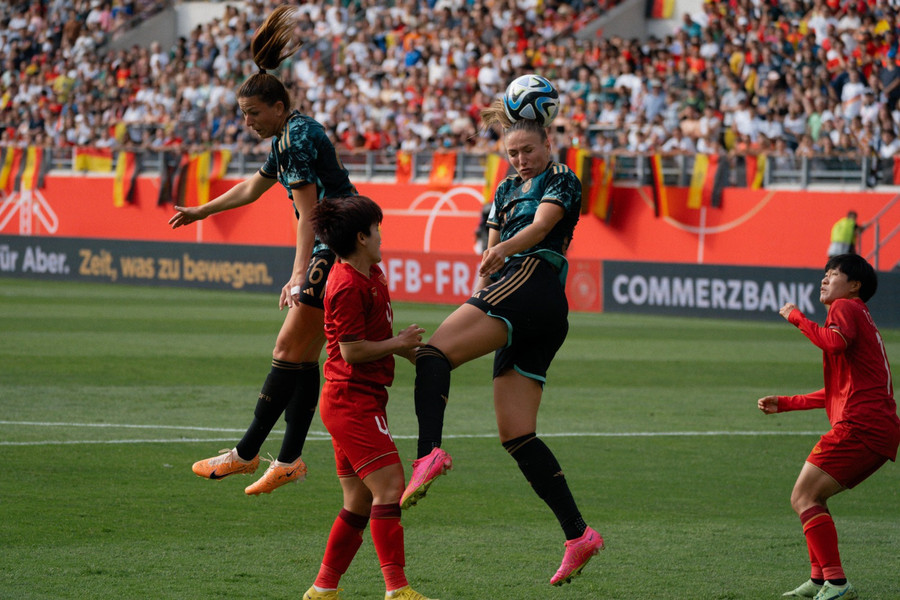 Đội Đức vượt trội về thể hình nhưng các cô gái Việt Nam không lép vế. Ảnh: VFF