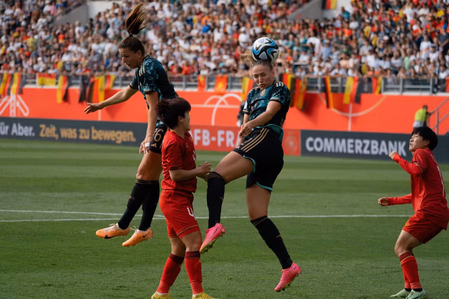 Đội Đức vượt trội về thể hình nhưng các cô gái Việt Nam không lép vế. Ảnh: VFF Đội Đức vượt trội về thể hình nhưng các cô gái Việt Nam không lép vế. Ảnh: VFF