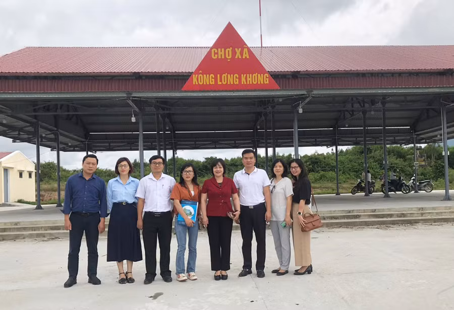 Đoàn công tác kiểm tra việc xây dựng chợ xã Kông Lơng Khơng, huyện Kbang. Ảnh: Hồng Hạnh