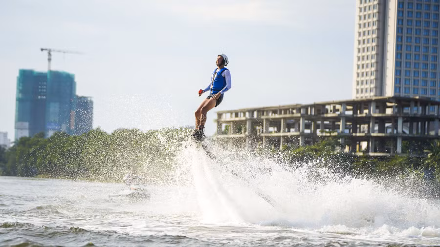 Show diễn này được điều hành bởi H2O đến từ Autrailia - đơn vị hàng đầu thế giới trong việc tổ chức các sự kiện jetski và flyboard. H2O đã từng xuất hiện trong các bộ phim bom tấn như Điệp viên 007 và Nhiệm vụ bất khả thi... Show diễn này được điều hành bởi H2O đến từ Autrailia - đơn vị hàng đầu thế giới trong việc tổ chức các sự kiện jetski và flyboard. H2O đã từng xuất hiện trong các bộ phim bom tấn như Điệp viên 007 và Nhiệm vụ bất khả thi...