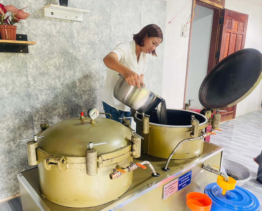 Hệ thống máy lọc dầu với công suất mỗi giờ đạt 50-70 lít giúp cơ sở nâng cao năng suất, tăng doanh thu 30% so với trước đây. Ảnh: Vũ Chi