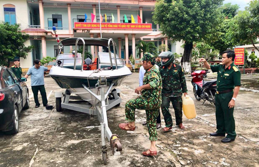 Cán bộ, chiến sĩ Ban Chỉ huy Quân sự huyện Ia Pa chủ động kiểm tra vật chất sẵn sàng ứng phó với các tình huống xảy ra trên địa bàn trước mùa mưa bão. Ảnh: H.B Cán bộ, chiến sĩ Ban Chỉ huy Quân sự huyện Ia Pa chủ động kiểm tra vật chất sẵn sàng ứng phó với các tình huống xảy ra trên địa bàn trước mùa mưa bão. Ảnh: H.B