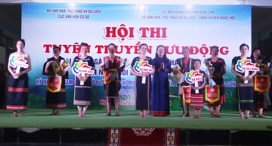 Lãnh đạo UBND huyện tặng hoa và cờ lưu niệm cho các đoàn nghệ nhân tham gia Ngày hội. Ảnh: QĐ Lãnh đạo UBND huyện tặng hoa và cờ lưu niệm cho các đoàn nghệ nhân tham gia Ngày hội. Ảnh: QĐ