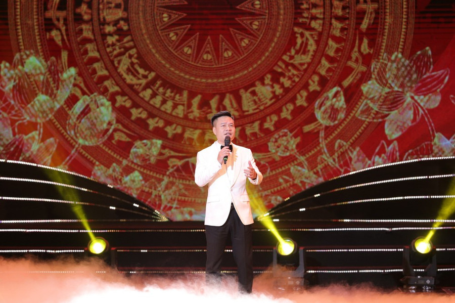 Ca khúc mới được thể hiện qua giọng hát của NSƯT Hoàng Tùng Ca khúc mới được thể hiện qua giọng hát của NSƯT Hoàng Tùng