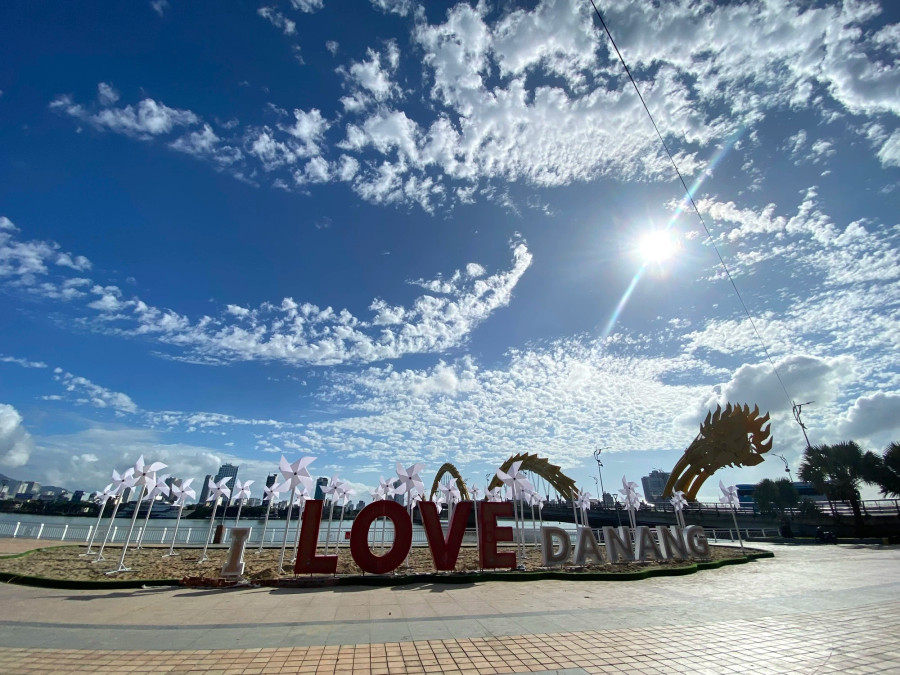 Bộ chữ &quot;I love Da Nang&quot; giúp du khách có thể check-in tạo điểm nhấn khi đến Đà Nẵng. ẢNH: NGUYỄN TÚ