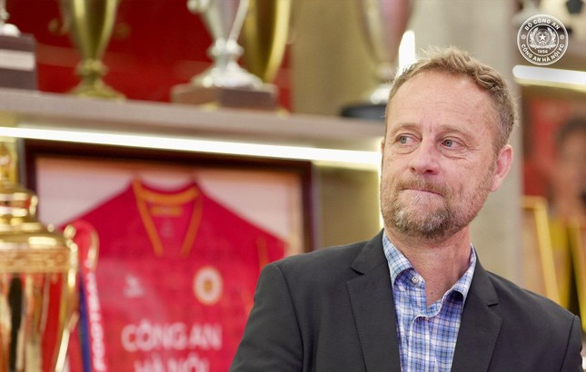 HLV Polking tại văn phòng của CLB Công an Hà Nội.