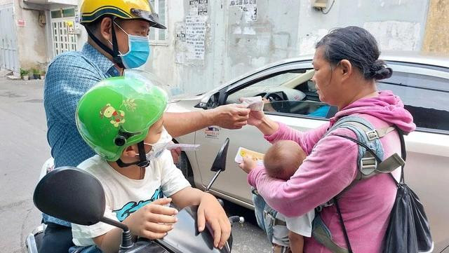 Bán vé số dịp Tết Nguyên đán 2024. Ảnh: Như Lịch Bán vé số dịp Tết Nguyên đán 2024. Ảnh: Như Lịch