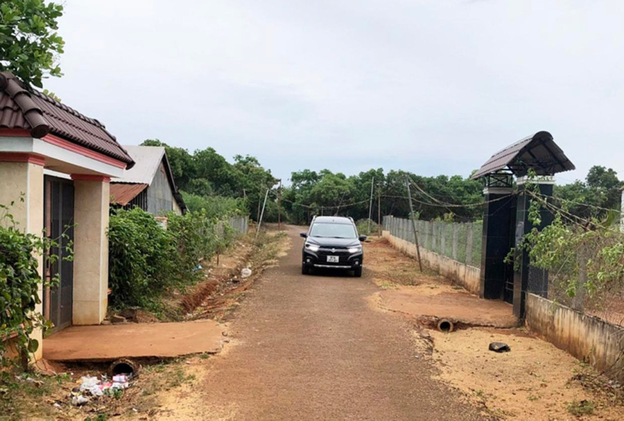 Hệ thống đường giao thông ở làng Dăng (xã Ia O) được bê tông hóa và nhựa hóa giúp người dân đi lại dễ dàng. Ảnh: Lê Nam