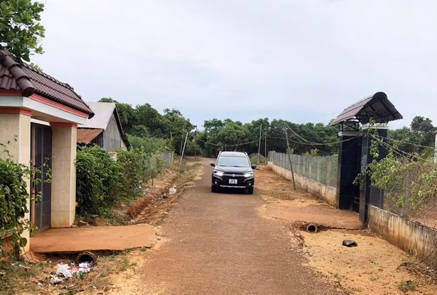 Hệ thống đường giao thông ở làng Dăng (xã Ia O) được bê tông hóa và nhựa hóa giúp người dân đi lại dễ dàng. Ảnh: Lê Nam