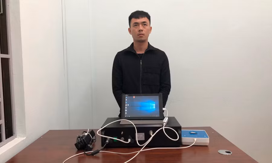 Đối tượng Đỗ Quốc Bảo và các thiết bị phát tán tin nhắn rác bị Công an tỉnh tạm giữ. Ảnh: Lê Anh