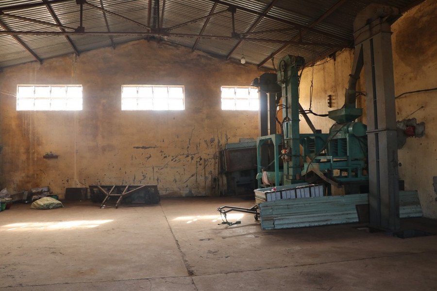 Bên trong kho tại lô đất rộng khoảng 4ha do Công ty TNHH Một thành viên càphê 731 quản lý, nằm ở khu vực được quy hoạch khu dân cư tại tổ dân phố 2A thị trấn Đăk Hà bị bỏ hoang, không dùng nhiều năm. (Ảnh: Cao Nguyên/TTXVN)