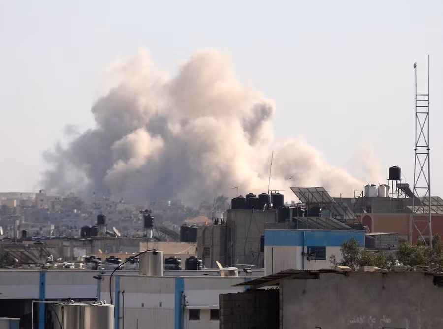 Khói bốc lên sau cuộc không kích của Israel xuống Khan Yunis, Dải Gaza, ngày 18/1. (Ảnh: THX/TTXVN)