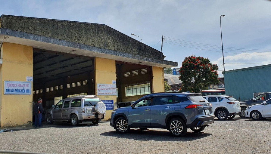 Các phương tiện xếp hàng chờ đăng kiểm tại Trung tâm Đăng kiểm xe cơ giới Lâm Đồng. Ảnh: ĐOÀN KIÊN