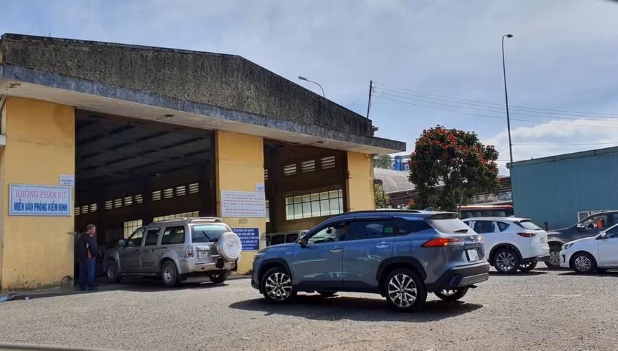 Các phương tiện xếp hàng chờ đăng kiểm tại Trung tâm Đăng kiểm xe cơ giới Lâm Đồng. Ảnh: ĐOÀN KIÊN