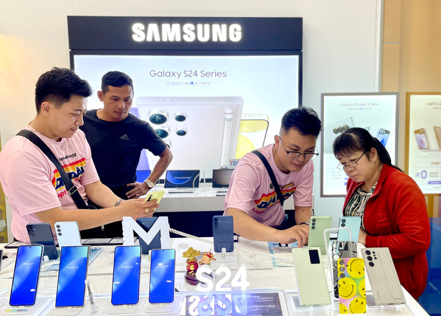 Nhân viên cửa hàng Thế giới di động giới thiệu về các tính năng của smartphone, hỗ trợ khách hàng chuyển đổi. Ảnh: T.N