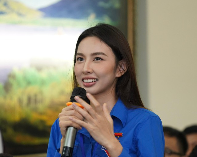 GS -TS Nguyễn Xuân Thắng: 'Phải thực hành tư tưởng Hồ Chí Minh’ - Ảnh 4. Hoa hậu Hòa bình quốc tế Nguyễn Thúc Thùy Tiên chia sẻ tại chương trình. Ảnh: NGỌC THẮNG