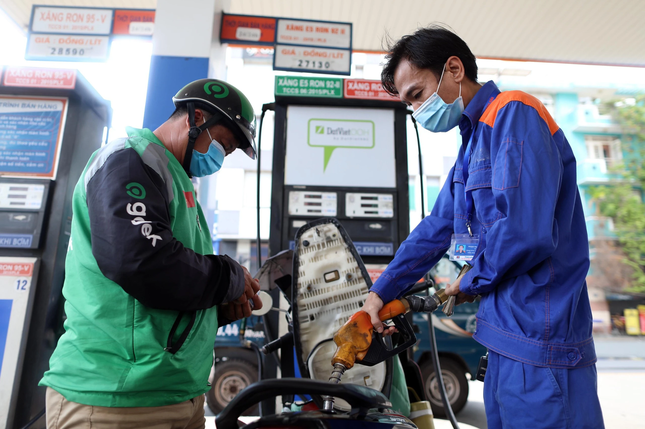 Giá xăng dầu giảm nhẹ từ chiều nay. Giá xăng dầu giảm nhẹ từ chiều nay.