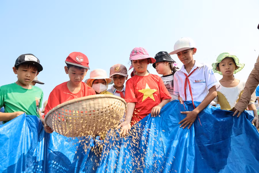 Em Hồ Thế Gia Khang (ở H.Trà Bồng) cho biết, đây là lần đầu tiên em được tham gia hoạt động làm nông dân như thế này nên cảm thấy rất vui. Ảnh: Hải Phong