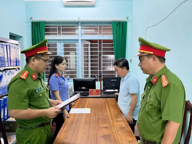 Cơ quan CSĐT tống đạt các quyết định khởi tố, bắt tạm giam đối với ông Hào. Ảnh: Công an cung cấp