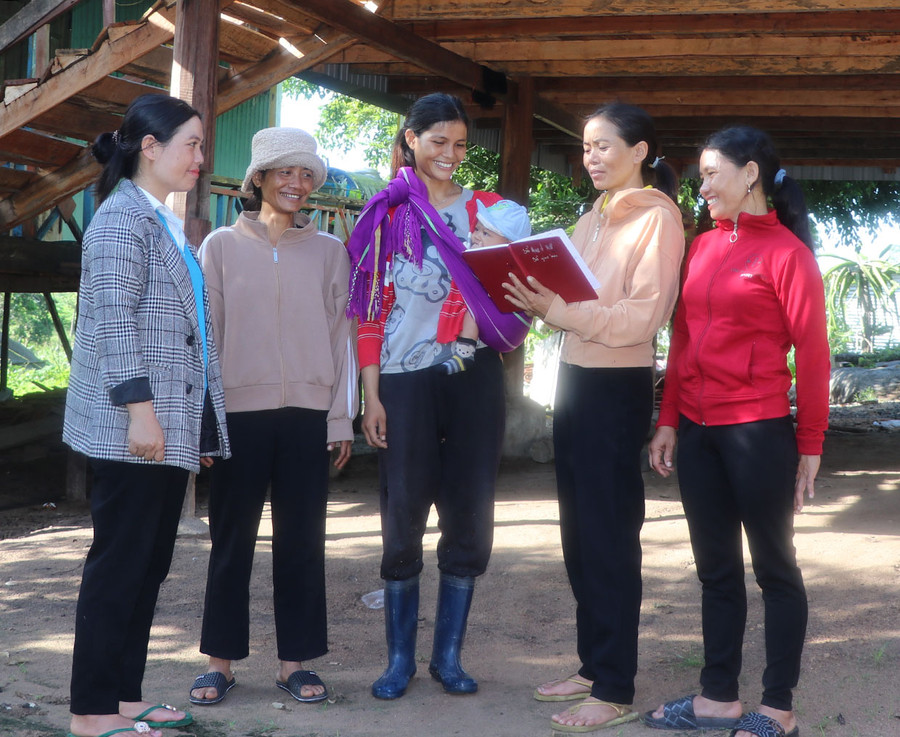 Ban Chủ nhiệm CLB “Phụ nữ với pháp luật” làng Tờ Nùng 1 (xã Ya Ma, huyện Kông Chro) đến từng nhà hội viên phụ nữ tuyên truyền không vi phạm pháp luật. Ảnh: Ngọc Minh Ban Chủ nhiệm CLB “Phụ nữ với pháp luật” làng Tờ Nùng 1 (xã Ya Ma, huyện Kông Chro) đến từng nhà hội viên phụ nữ tuyên truyền không vi phạm pháp luật. Ảnh: Ngọc Minh