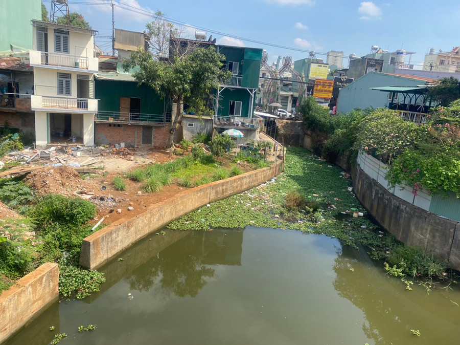 Người dân vứt rác thải sinh hoạt xuống lòng suối tại đập ĐT3 nằm sát đường Hùng Vương. Ảnh: Lê Anh