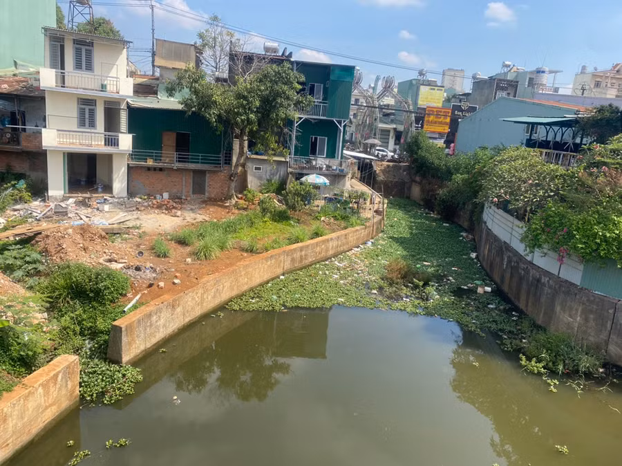 Người dân vứt rác thải sinh hoạt xuống lòng suối tại đập ĐT3 nằm sát đường Hùng Vương. Ảnh: Lê Anh Người dân vứt rác thải sinh hoạt xuống lòng suối tại đập ĐT3 nằm sát đường Hùng Vương. Ảnh: Lê Anh