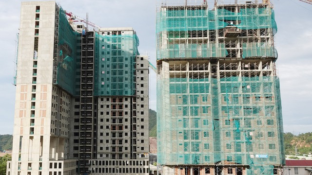 Bình Định: Tại sao dự án nhà ở xã hội có đất thương mại vượt quy định? - Ảnh 2. Một dự án nhà ở xã hội ở tỉnh Bình Định đang trong quá trình xây dựng. Ảnh: Hoàng Trọng