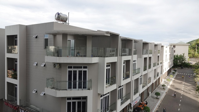 Bình Định: Tại sao dự án nhà ở xã hội có đất thương mại vượt quy định? - Ảnh 1. Tỉnh Bình Định bố trí đất xây dựng công trình kinh doanh thương mại để góp phần giảm giá bán nhà ở xã hội. Ảnh: Hoàng Trọng