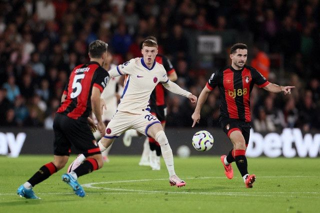 Cole Palmer bị các hậu vệ Bournemouth &quot;bắt chết&quot;
