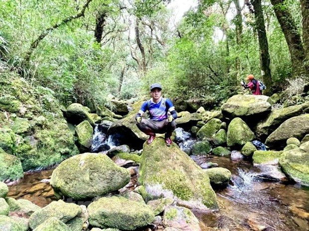 Lù Văn Páo trong một chuyến dẫn khách du lịch leo núi, trải nghiệm du lịch cộng đồng. (Ảnh nhân vật cung cấp)