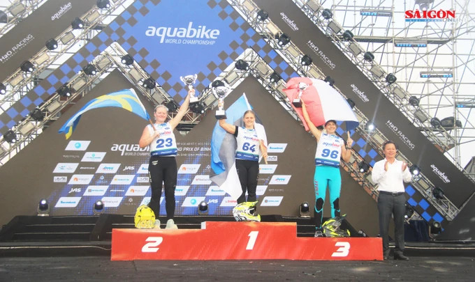 Những tay đua nữ xuất sắc trong chặng đua ở đầm Thị Nại nhận cúp Những tay đua nữ xuất sắc trong chặng đua ở đầm Thị Nại nhận cúp