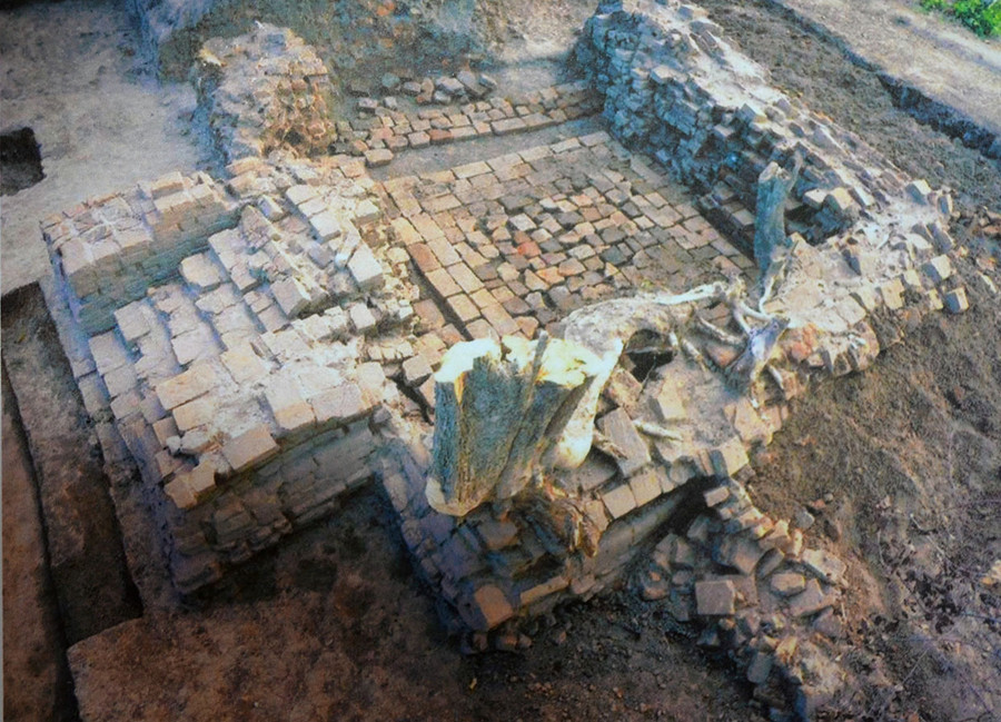 Phần móng tháp Chăm Bang Keng trong đợt khai quật di tích năm 2010. Ảnh: Xuân Toản