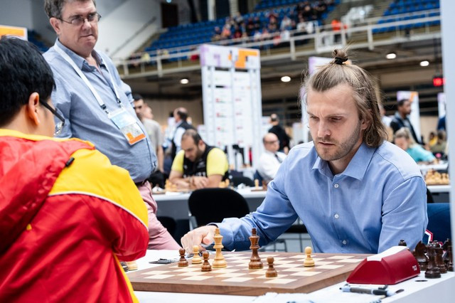 Lê Quang Liêm hòa Nikita Vitiugov, cựu thành viên tuyển Nga vô địch Olympiad 2009.