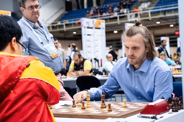 Lê Quang Liêm hòa Nikita Vitiugov, cựu thành viên tuyển Nga vô địch Olympiad 2009.