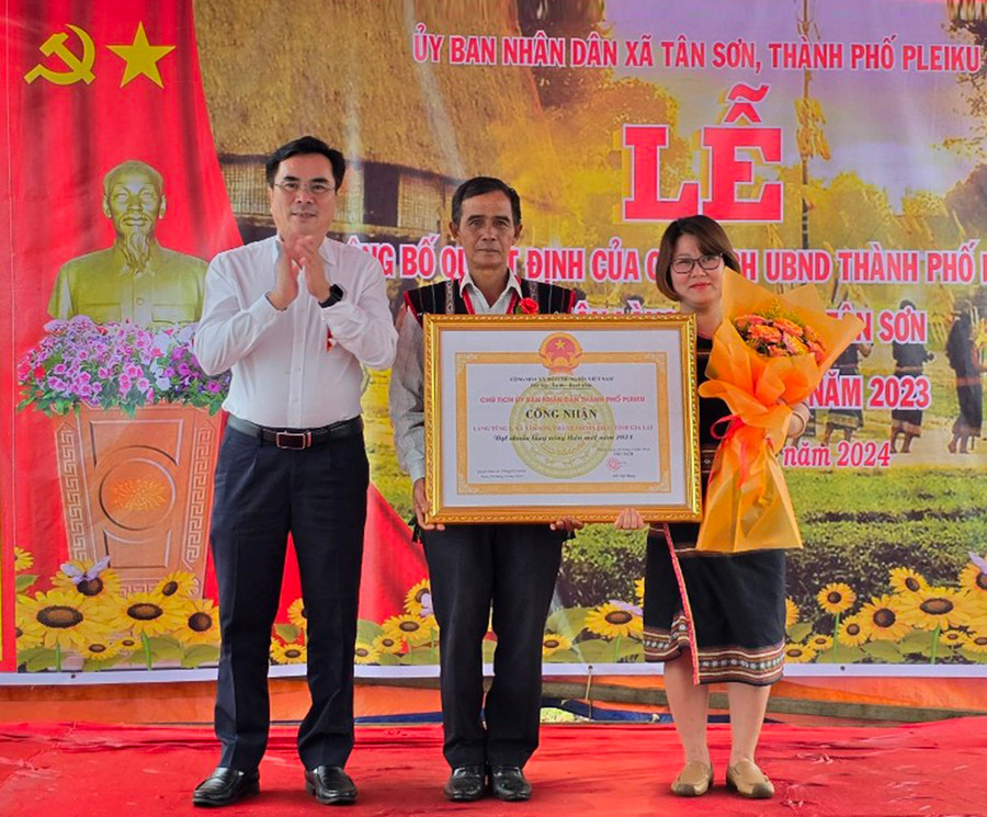 Phó Chủ tịch UBND TP. Pleiku Nguyễn Hữu Sung (bìa trái) trao bằng công nhận làng Têng 1 (xã Tân Sơn) đạt chuẩn nông thôn mới năm 2023. Ảnh: T.N Phó Chủ tịch UBND TP. Pleiku Nguyễn Hữu Sung (bìa trái) trao bằng công nhận làng Têng 1 (xã Tân Sơn) đạt chuẩn nông thôn mới năm 2023. Ảnh: T.N