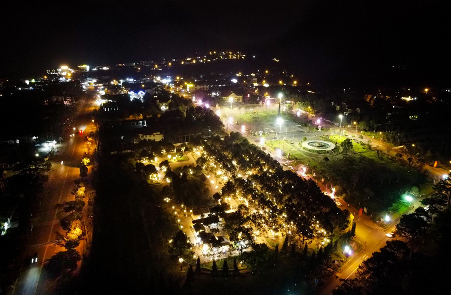 Thị trấn Măng Đen lung linh ánh đèn khi về đêm. Thị trấn Măng Đen lung linh ánh đèn khi về đêm.