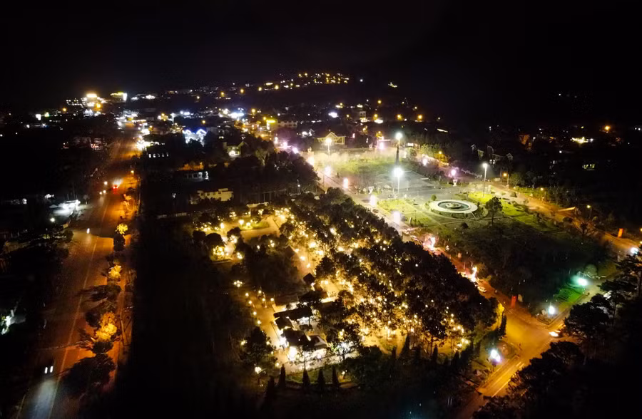 Thị trấn Măng Đen lung linh ánh đèn khi về đêm.